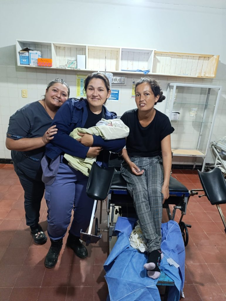 En medio del temporal, una agente de policía recibió al bebé en un urgente trabajo de parto