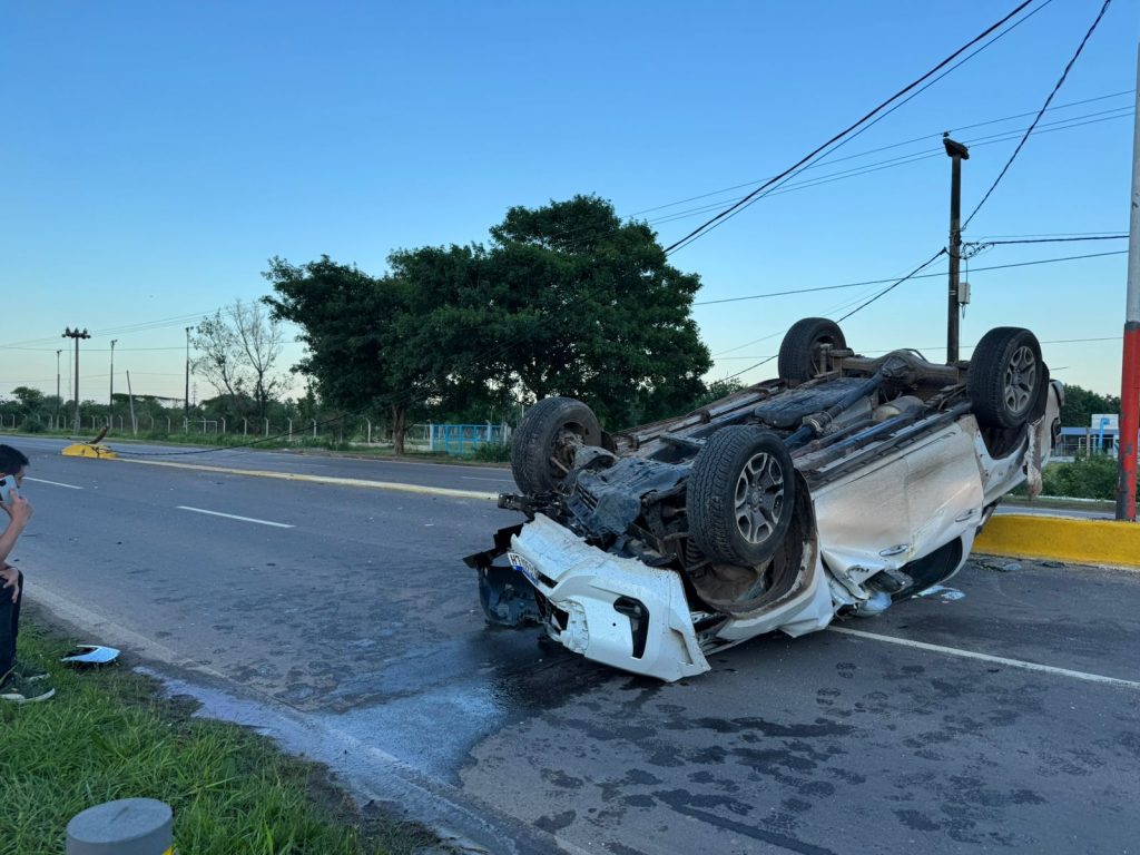 Espectacular vuelco en avenida Sabin: una camioneta impactó contra un poste; el conductor salió ileso