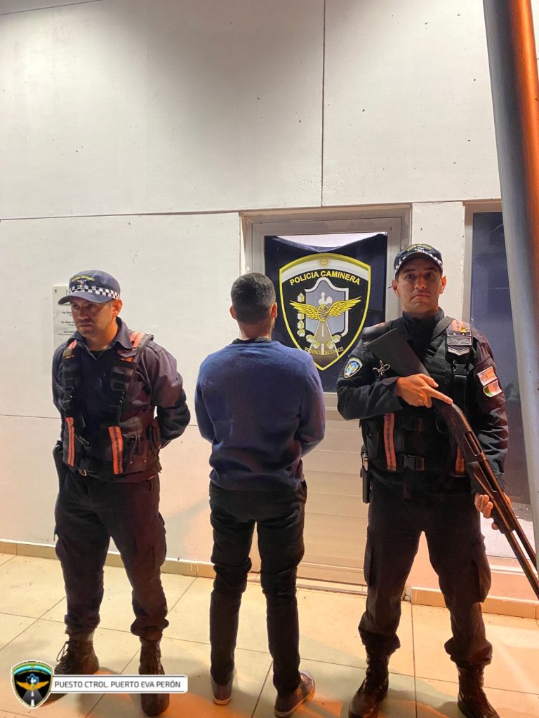 En el puesto de control detectaron a un hombre con tres pedidos de captura En el puesto de control detectaron a un hombre con tres pedidos de captura