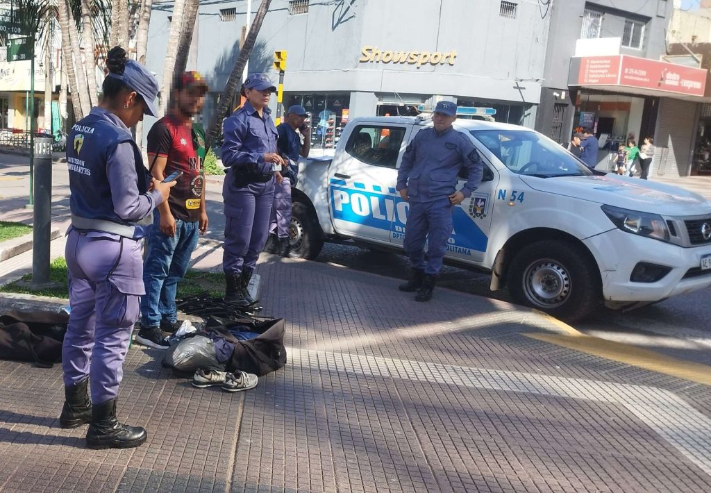 Dos extranjeros demorados con objetos sin aval aduanero ni ingreso legal al país