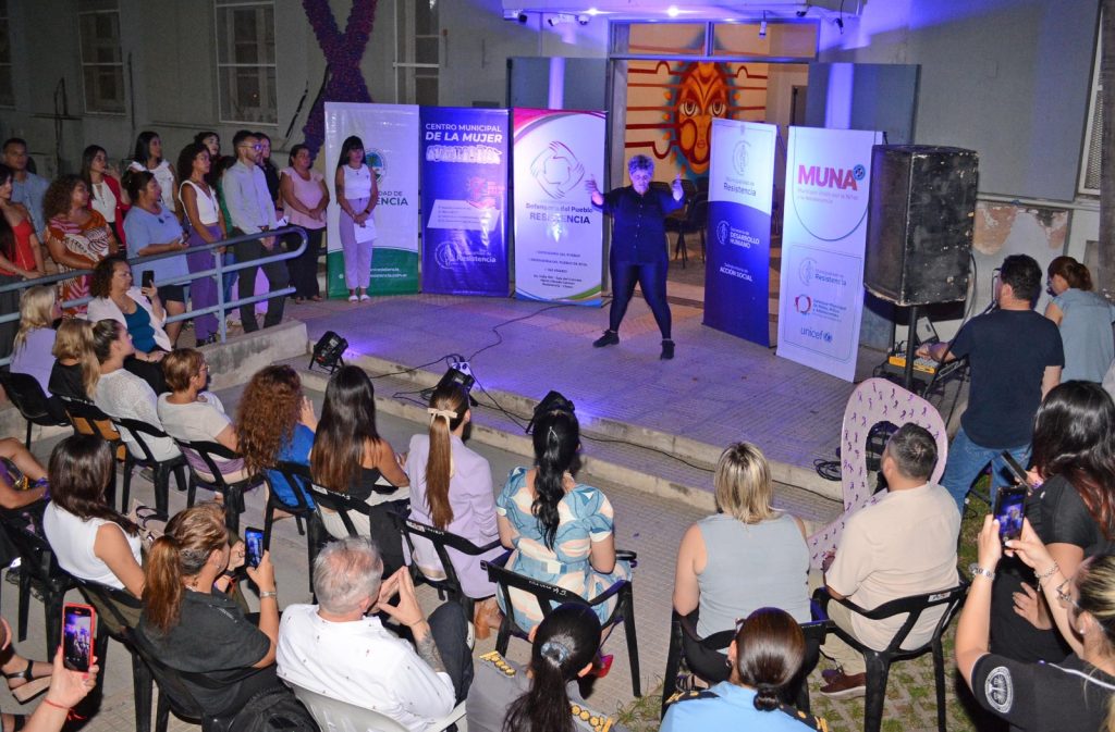 El municipio iluminó su fachada de violeta y reafirmó su compromiso contra la violencia de género