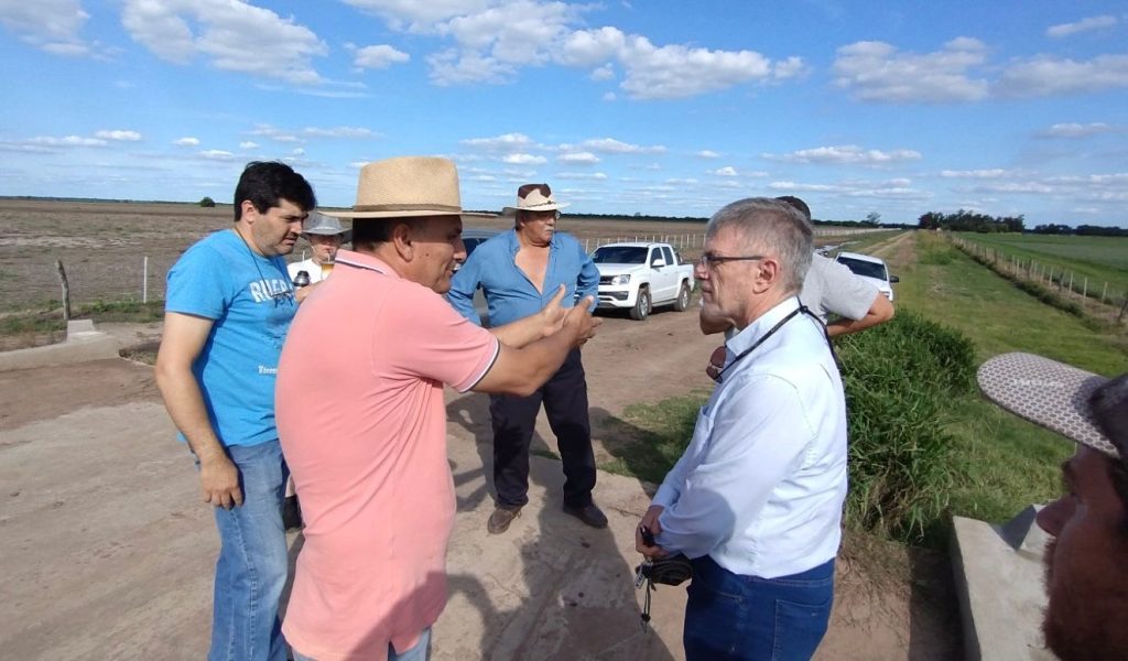 Mesón de Fierro: el gobierno intervino ante el taponamiento de un canal de drenaje rural