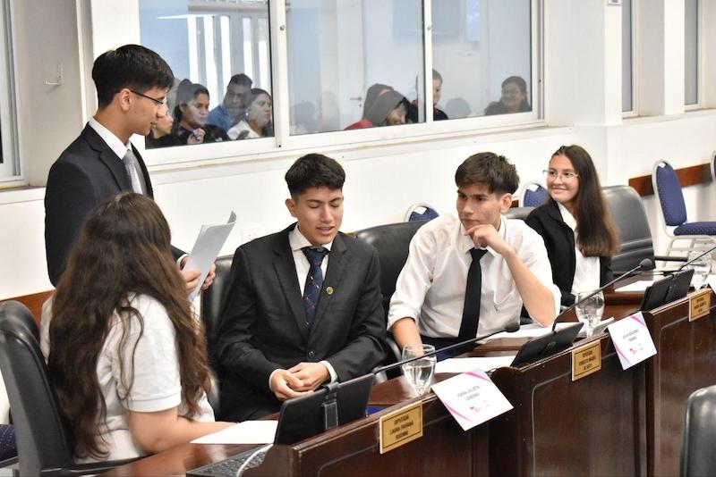 El Parlamento Juvenil tuvo su segunda sesión en el Recinto Legislativo El Parlamento Juvenil tuvo su segunda sesión en el Recinto Legislativo