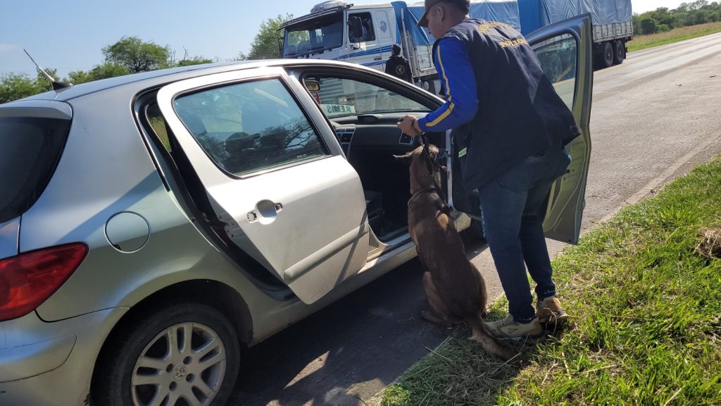 En control vehicular, secuestraron más de un kilo de marihuana y un envoltorio con cocaína