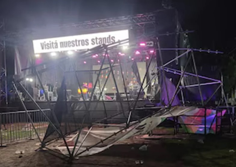 Horror en la Fiesta Nacional de la Música en Santa Fe: una mujer murió tras el derrumbe de un escenario debido a los fuertes vientos Horror en la Fiesta Nacional de la Música en Santa Fe: una mujer murió tras el derrumbe de un escenario debido a los fuertes vientos