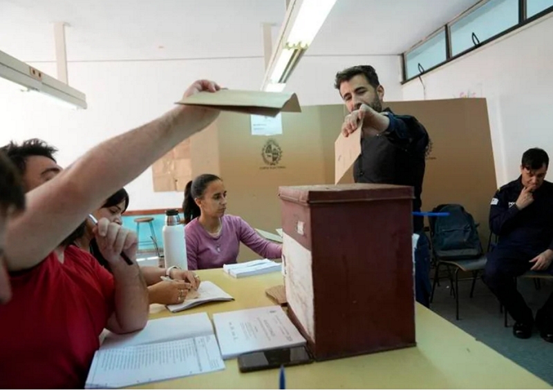 Los uruguayos votan en el balotaje por Orsi o Delgado para presidente Los uruguayos votan en el balotaje por Orsi o Delgado para presidente