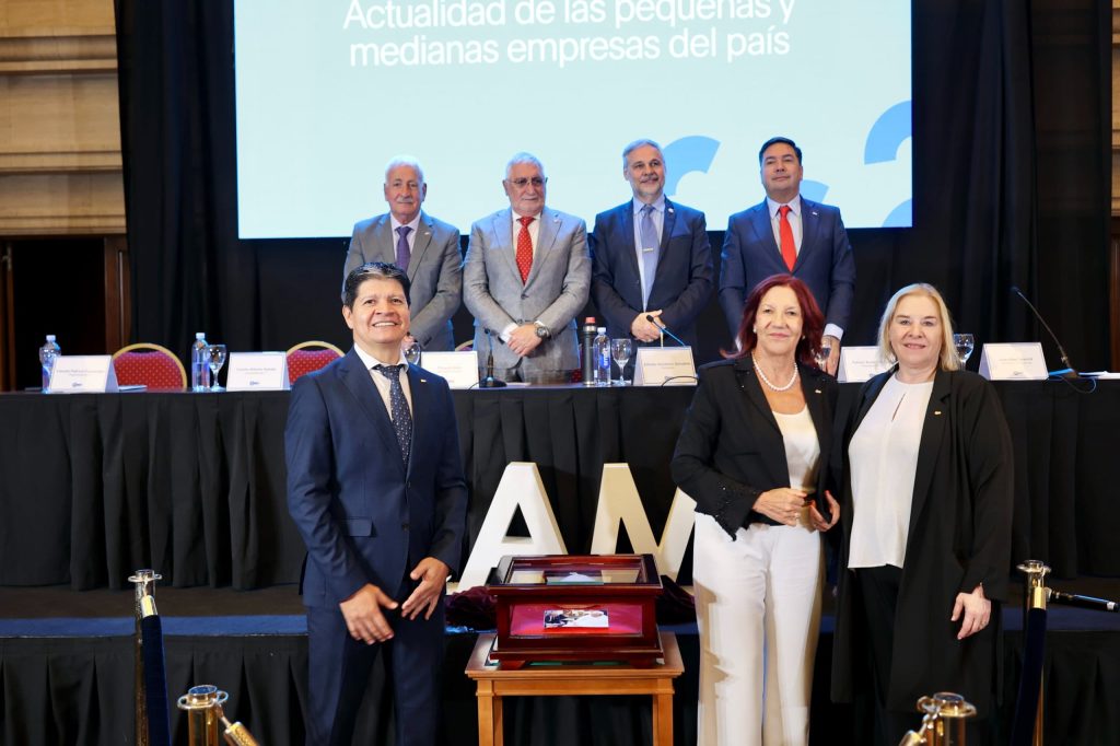 CAME entronizó un solideo bendecido y firmado por el Papa Francisco