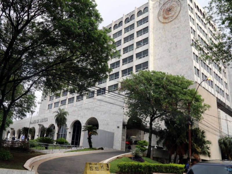 Por amenaza de bomba, evacuaron los Tribunales de Asunción donde está la causa del senador Edgardo Kueider Por amenaza de bomba, evacuaron los Tribunales de Asunción donde está la causa del senador Edgardo Kueider