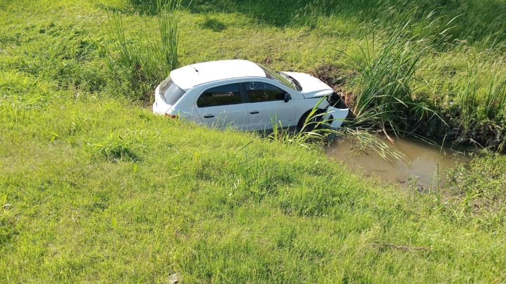 Automóvil terminó en un canal tras perder el control en Sáenz Peña