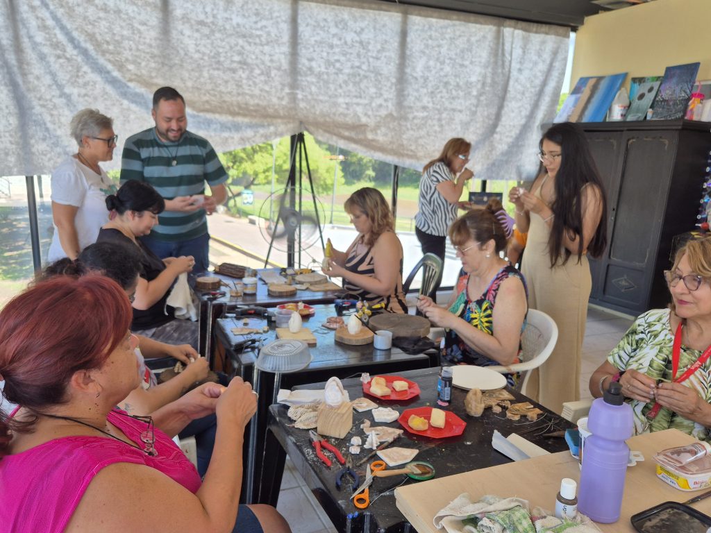 La Escuela de Artes Municipal llevó a cabo talleres de decoración navideña