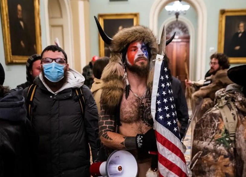 Trump prometió indultar a los asaltantes del Capitolio el primer día de su mandato Trump prometió indultar a los asaltantes del Capitolio el primer día de su mandato