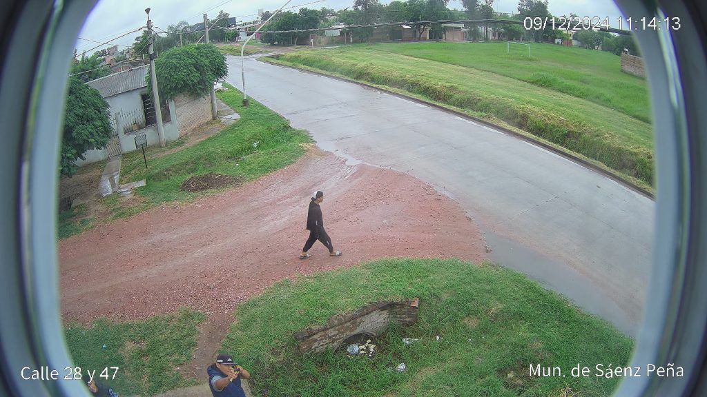 Cuatro detenidos tras enfrentar a los policías: uno de ellos destrozó una cámara de seguridad