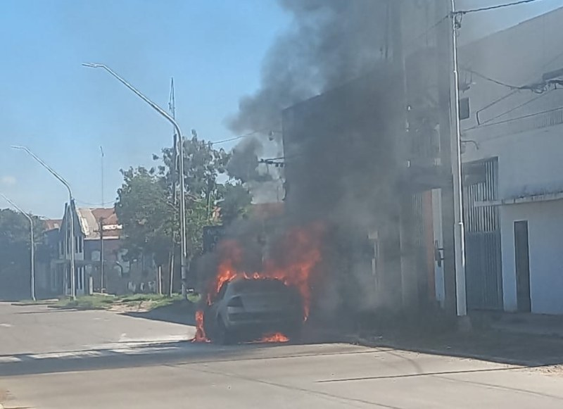 Se incendió un vehículo en ruta 11 y avenida 25 de Mayo Se incendió un vehículo en ruta 11 y avenida 25 de Mayo