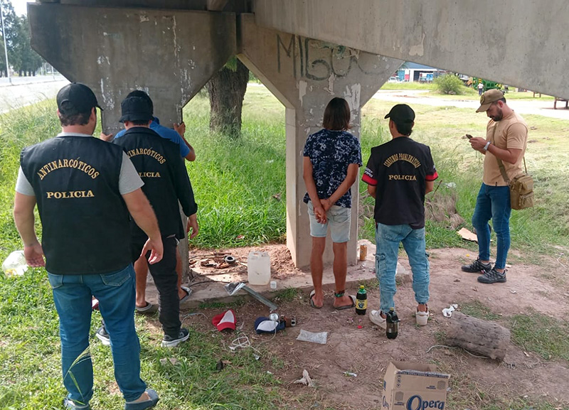 Sáenz Peña: vivían debajo de una pasarela en la autovía de la Ruta 16 donde vendían droga Sáenz Peña: vivían debajo de una pasarela en la autovía de la Ruta 16 donde vendían droga