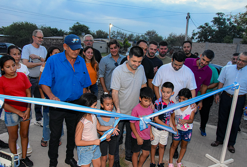 El intendente Bruno Cipolini inauguró una plaza en el barrio Santa Mónica de Sáenz Peña El intendente Bruno Cipolini inauguró una plaza en el barrio Santa Mónica de Sáenz Peña