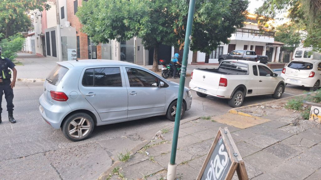 Bloqueaba una rampa para personas con discapacidad y se negó a realizarse el control de alcoholemia