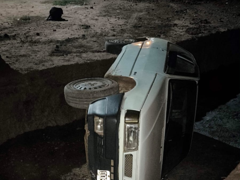 No se dio cuenta que había una obra en construcción y su auto terminó en una zanja No se dio cuenta que había una obra en construcción y su auto terminó en una zanja