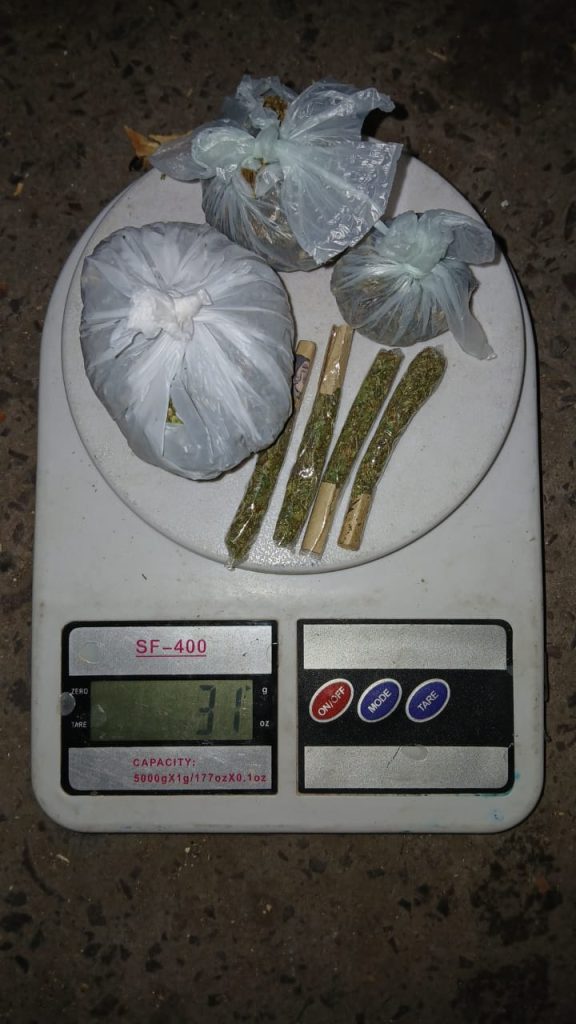 En Tirol, detienen a motociclista buscado por la Justicia y en posesión de marihuana