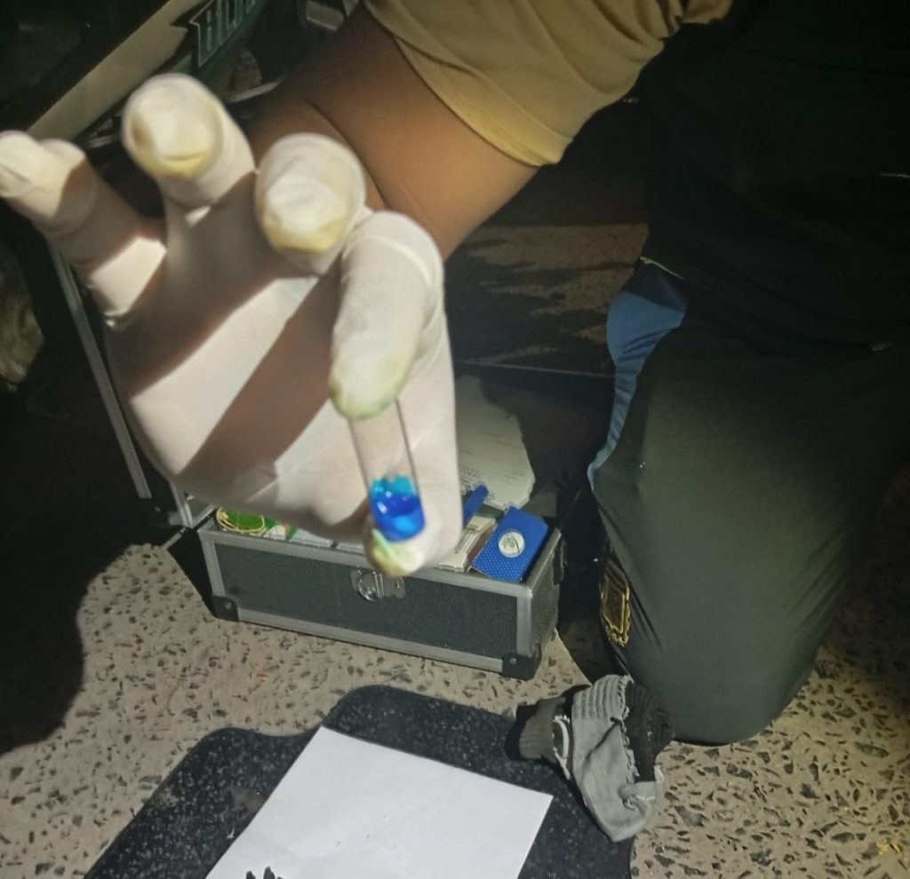 Atrapan a dos personas que poseían estupefacientes