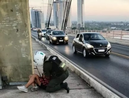 Gendarmes evitaron que una mujer se arroje del puente Chaco-Corrientes Gendarmes evitaron que una mujer se arroje del puente Chaco-Corrientes