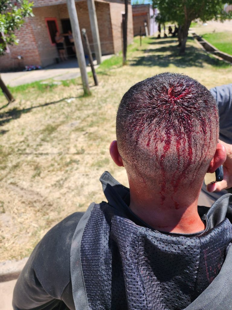 Policías intentaban atrapar a un presunto ladrón, pero los familiares intentaron evitar la detención a ladrillazos