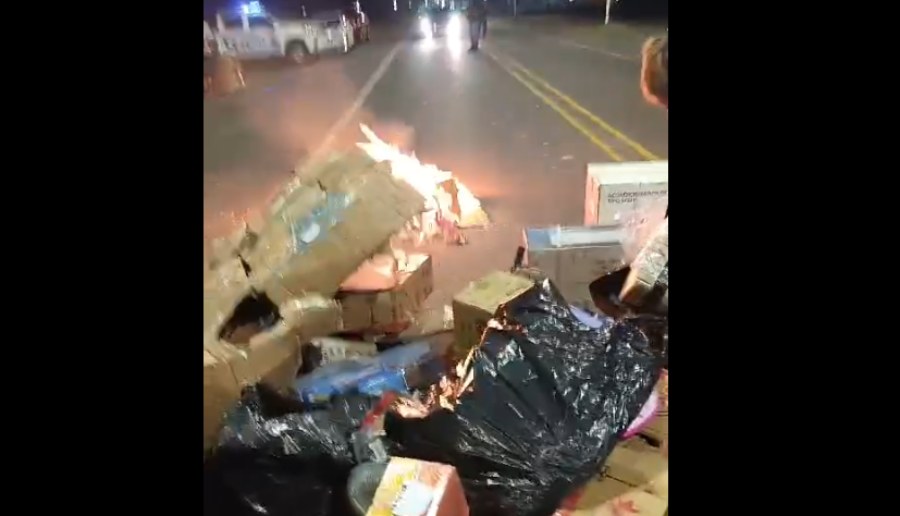 Vendedores cortaron la ruta 16 a la altura de Plaza para tratar de impedir el secuestro de mercaderías Vendedores cortaron la ruta 16 a la altura de Plaza para tratar de impedir el secuestro de mercaderías