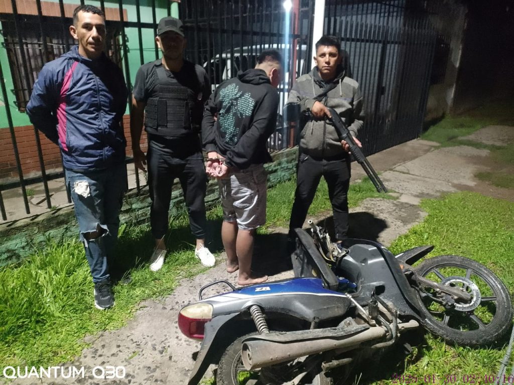 Detienen a un joven que circulaba en una motocicleta robada