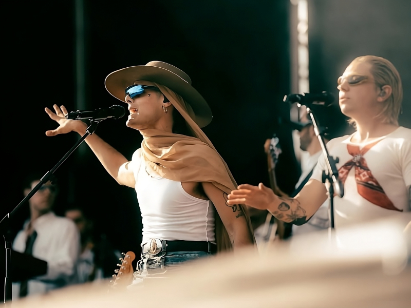 Ca7riel & Paco Amoroso llegan este domingo a Corrientes Ca7riel & Paco Amoroso llegan este domingo a Corrientes