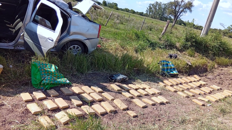 Fueron detenidos con 65 kilos de marihuana tras volcar el auto en el que escapaban Fueron detenidos con 65 kilos de marihuana tras volcar el auto en el que escapaban