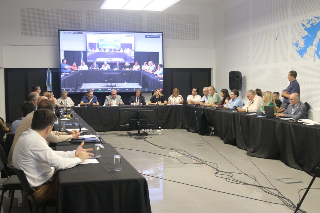 Docentes universitarios aprueban el plan de lucha y critican al Presidente por “indigno”