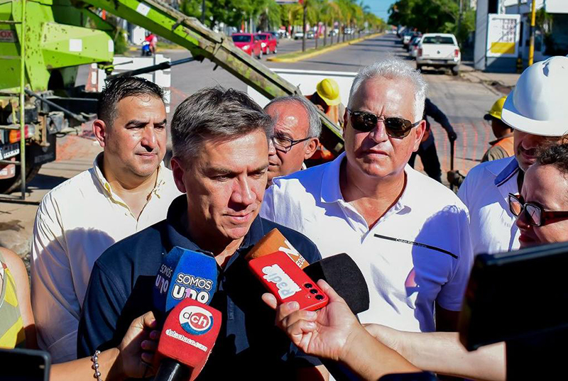 El gobernador Zdero supervisó las obras de repavimentación en la Av. 25 de Mayo de Resistencia El gobernador Zdero supervisó las obras de repavimentación en la Av. 25 de Mayo de Resistencia