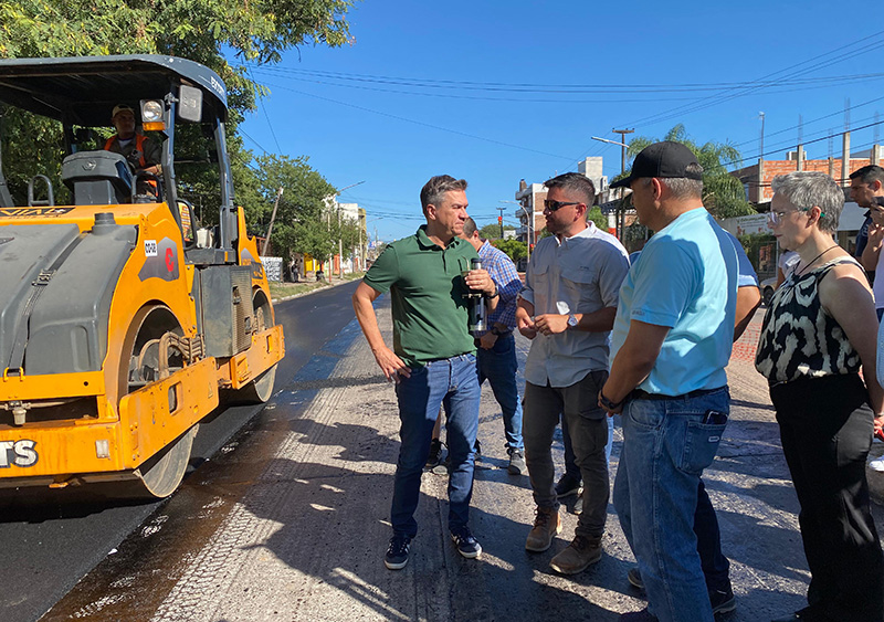 El gobernador Zdero supervisó los avances en la repavimentación de la avenida 9 de Julio El gobernador Zdero supervisó los avances en la repavimentación de la avenida 9 de Julio