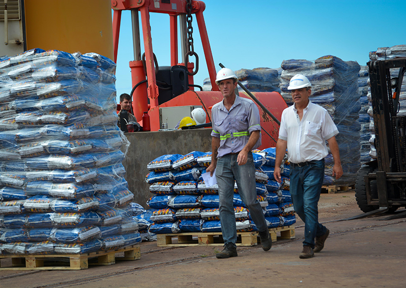 Tras años de restricciones, comenzó la exportación de carbón vegetal desde el Puerto de Barranqueras Tras años de restricciones, comenzó la exportación de carbón vegetal desde el Puerto de Barranqueras