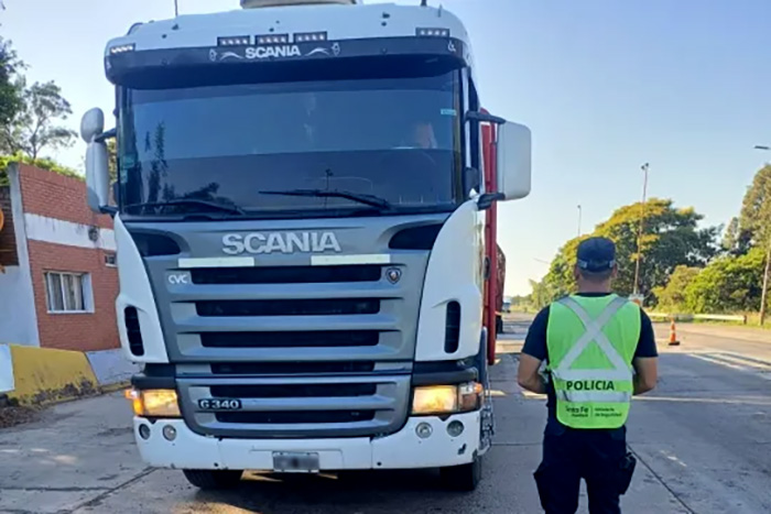 Camionero chaqueño se quedó sin su licencia por conducir alcoholizado en la Ruta 11 Camionero chaqueño se quedó sin su licencia por conducir alcoholizado en la Ruta 11