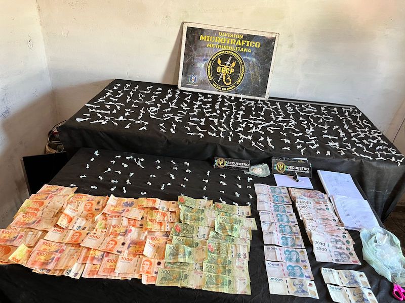 Tras un allanamiento en el barrio 13 de Diciembre, secuestraron más de 300 mil pesos y drogas Tras un allanamiento en el barrio 13 de Diciembre, secuestraron más de 300 mil pesos y drogas