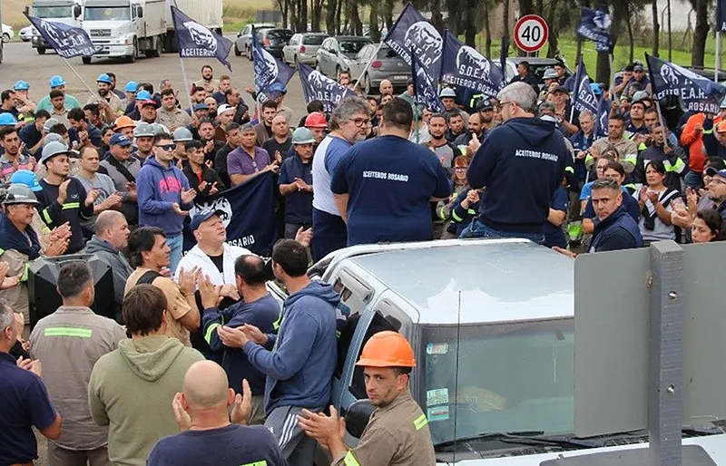 Aceiteros comienzan este este miércoles una huelga nacional ante la falta de acuerdo en paritarias Aceiteros comienzan este este miércoles una huelga nacional ante la falta de acuerdo en paritarias