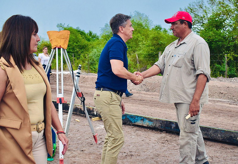 El gobernador Zdero constató el avance de pavimentación del acceso a Pampa Almirón El gobernador Zdero constató el avance de pavimentación del acceso a Pampa Almirón