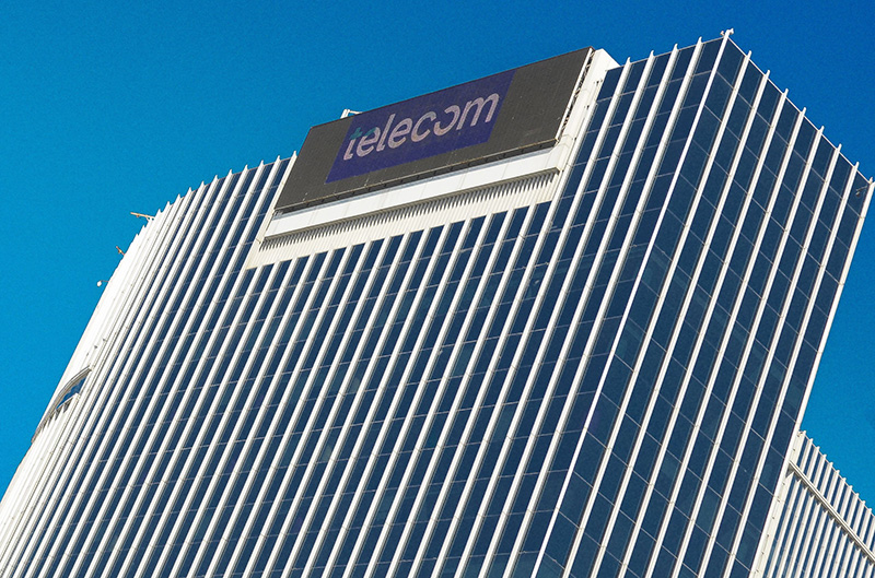 Golpe a Clarín: el Gobierno de Milei suspendió la compra de Telefónica por parte de Telecom Golpe a Clarín: el Gobierno de Milei suspendió la compra de Telefónica por parte de Telecom