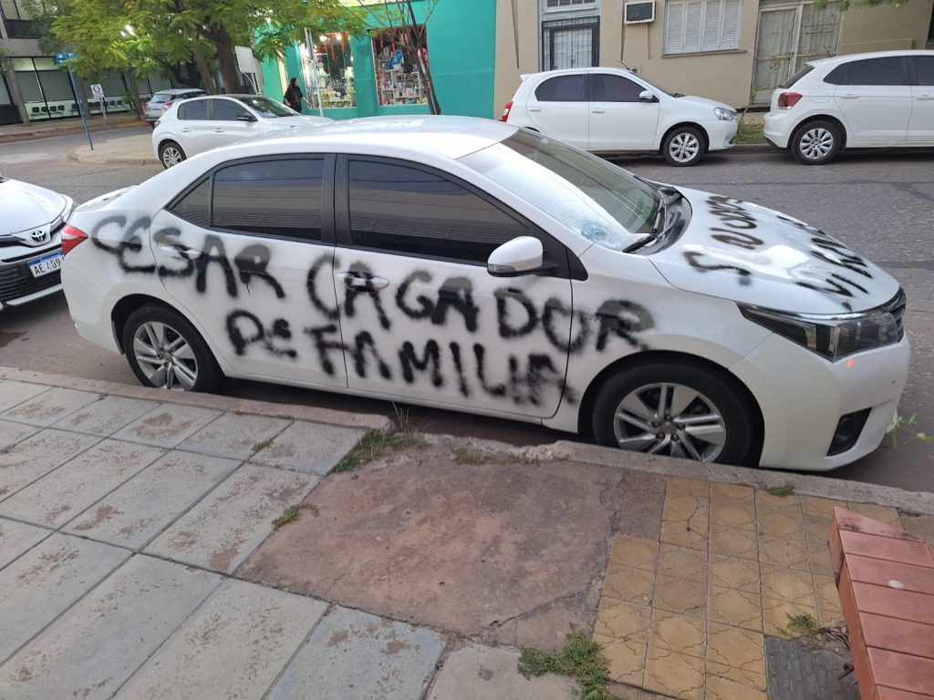 Descubrió que su ex mujer tenía otro, se enfureció y pintó el auto del nuevo novio Descubrió que su ex mujer tenía otro, se enfureció y pintó el auto del nuevo novio