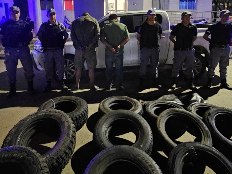 Incautan un cargamento de cubiertas y un vehículo robado en operativo aduanero en Las Garcitas Incautan un cargamento de cubiertas y un vehículo robado en operativo aduanero en Las Garcitas