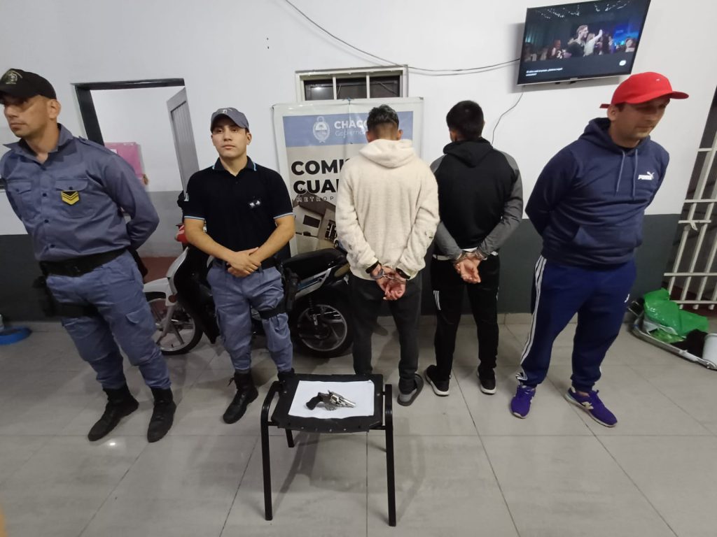 Dos jóvenes fueron sorprendidos con un arma de fuego cerca del aeropuerto