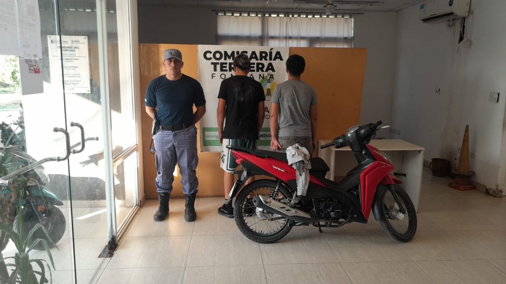 Atrapan a “motochorros” por robar el celular de una mujer en la parada del colectivo en Fontana