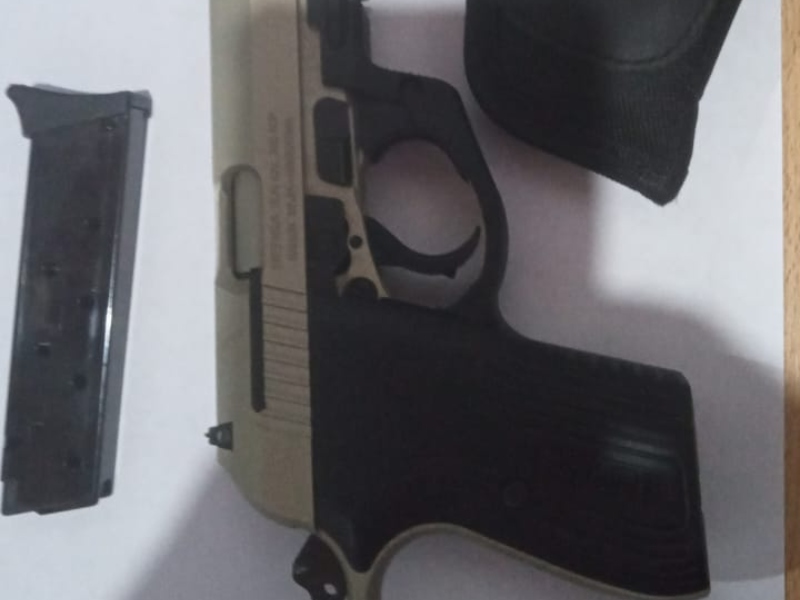 Motociclista demorado con un arma de fuego tras un choque Motociclista demorado con un arma de fuego tras un choque