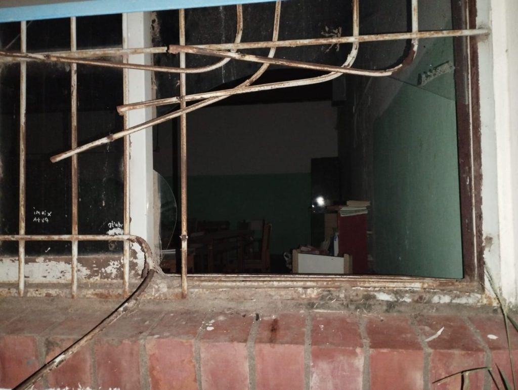 Ingresaron a una escuela para robar, pero abandonaron el botín tras ver a la policía