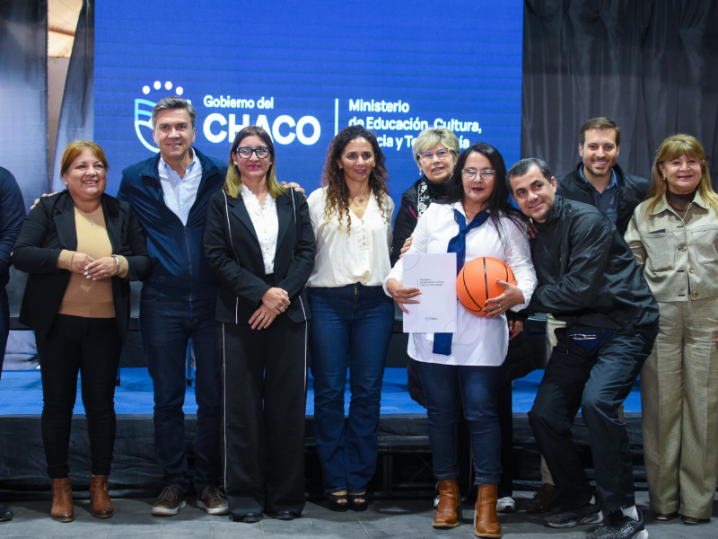 Zdero entregó equipamientos deportivos a instituciones educativas en General San Martín Zdero entregó equipamientos deportivos a instituciones educativas en General San Martín