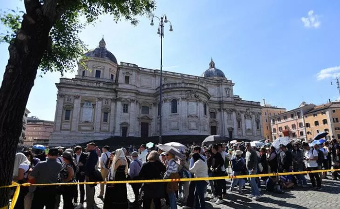 Se abrió a visitas la tumba del Papa a la espera del cónclave Se abrió a visitas la tumba del Papa a la espera del cónclave