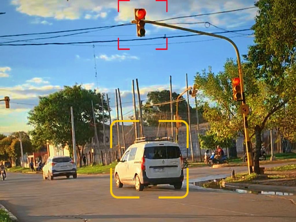 Operativo de control de semáforo, uso de casco y motos por la vereda