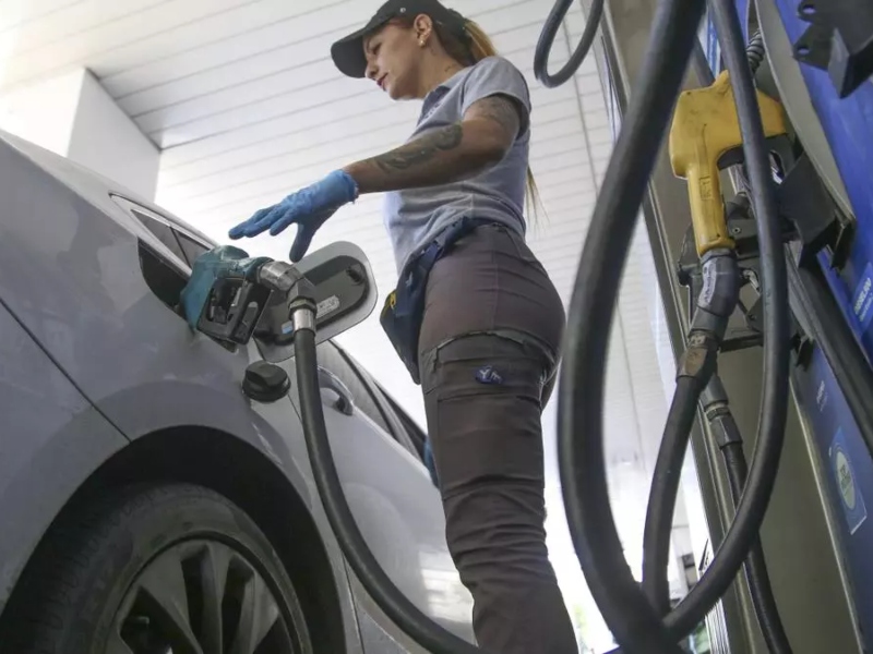 Cárguelo usted mismo: qué significa el autodespacho de combustible que celebra el Gobierno y critican los gremios Cárguelo usted mismo: qué significa el autodespacho de combustible que celebra el Gobierno y critican los gremios