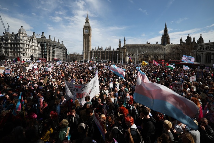 Miles de personas repudiaron en Londres un fallo contra las personas transgénero Miles de personas repudiaron en Londres un fallo contra las personas transgénero