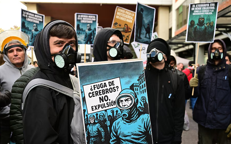 “Cientificidio”: la impactante movilización de investigadores de todo el país inspirada en El Eternauta “Cientificidio”: la impactante movilización de investigadores de todo el país inspirada en El Eternauta